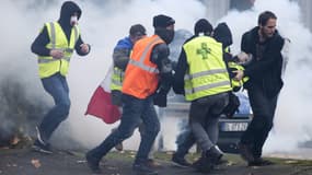 Un manifestant évacué lors de la mobilisation des gilets jaunes, le 22 décembre 2018.