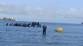 Des migrants près des côtes de Boulogne-sur-Mer ont tenté la traversée vers l'Angleterre mardi.