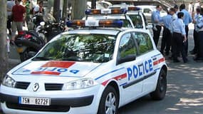 Une voiture de police, près du supermarché casher attaqué à Sarcelles (Val d'Oise)