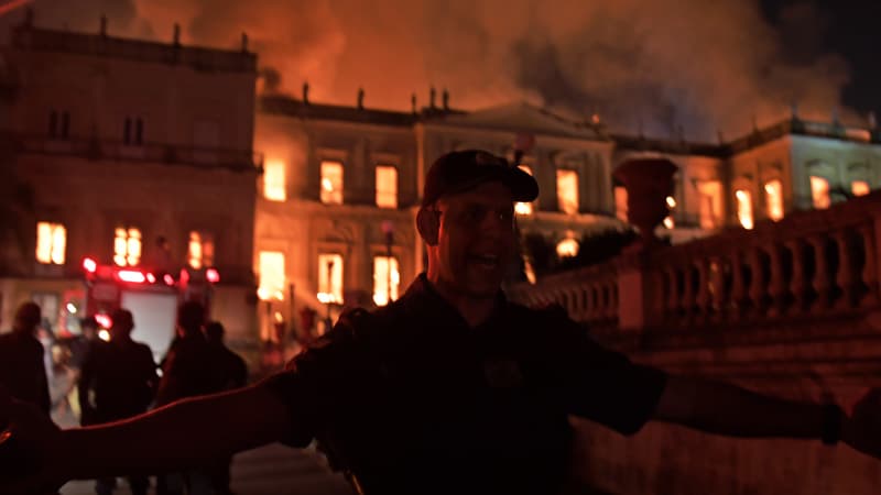 Le musée en flammes.