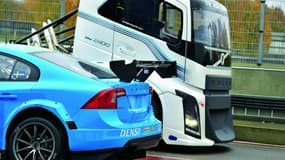 Volvo Trucks contre Volvo Polestar. Le camion recordman du vitesse affronte sur circuit la S60 Polestar qui court dans le championnat WTCC.