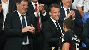 Emmanuel Macron (au centre), flanqué du président de la Fédération française de rugby Florian Grill (à gauche), félicite l'arrière français de Toulouse Thomas Ramos après la victoire de son équipe lors de la finale du Top 14 de rugby à XV entre le Stade Toulousain (Toulouse) et l'Union Bordeaux-Bègles (UBB) au Stade de France à Saint-Denis, au nord de Paris, le 28 juin 2025.