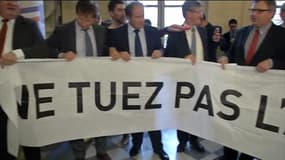 Les députés UMP alsaciens ont brièvement déployé mercredi après-midi dans l'enceinte de l'Assemblée une banderole pour protester contre la création de la grande région Alsace-Champagne-Ardenne-Lorraine