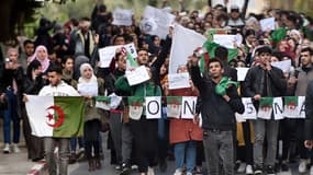 Des étudiants algériens protestent contre l'éventualité d'un 5e mandat d'Abdelaziz Bouteflika, le 26 février 2019 à Alger. 
