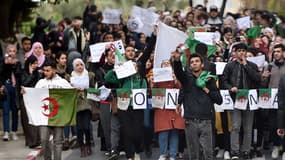 Des étudiants algériens protestent contre l'éventualité d'un 5e mandat d'Abdelaziz Bouteflika, le 26 février 2019 à Alger. 