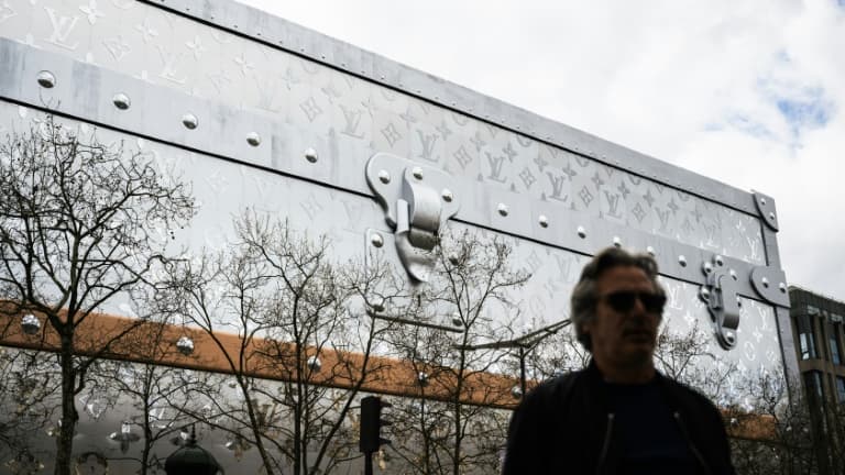 La malle géante de Louis Vuitton sur l'avenue des Champs-Elysées, en mars 2024