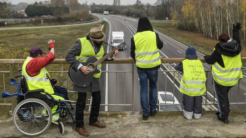 Des gilets jaunes sur un pont au-dessus de la N70, le 21 novembre 2018.