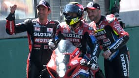 La joie des pilotes de l'écurie Suzuki Yoshimura-SERT, les Français Sylvain Guintoli, Gregg Black (c) et le Belge Xavier Siméon, vainqueurs des 24 Heures du Mans moto, le 13 juin 2021 sur le circuit Bugatti