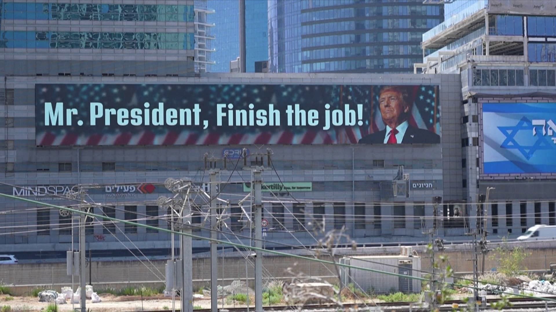 Un panneau publicitaire interpellant Donald Trump à Tel-Aviv le 20 juin 2025. 
