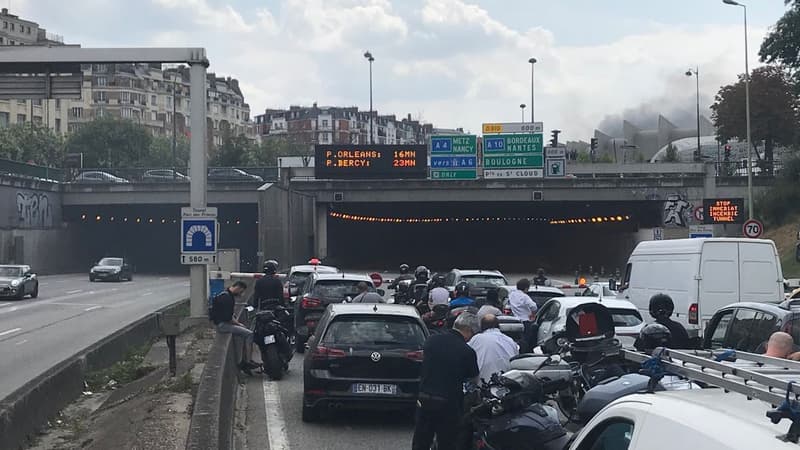 Un incendie s'est déclaré dans le tunnel, sous le Parc des Princes, à Paris.