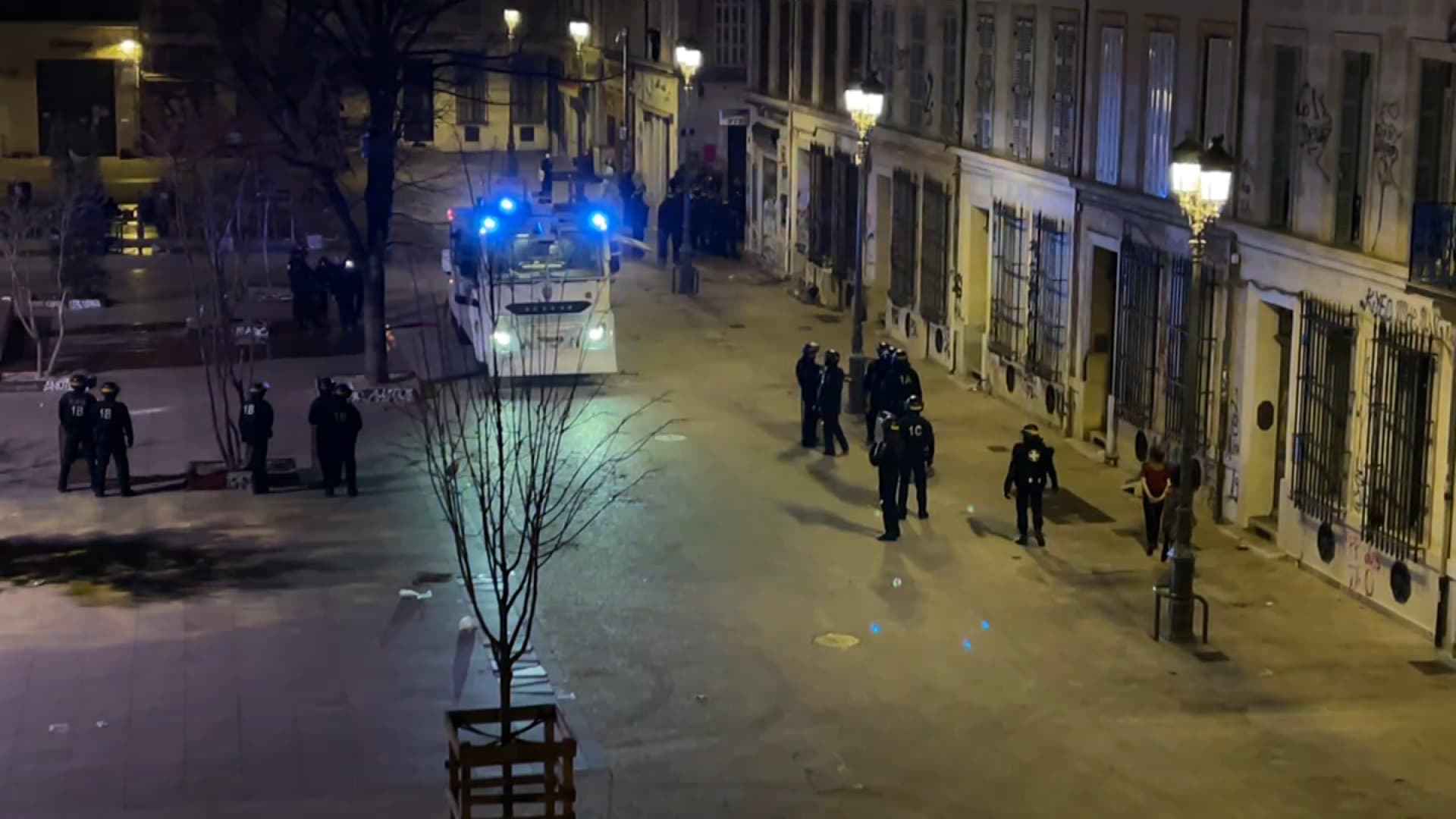 Des camions de CRS ont été déployés sur la place Jean-Jaurès dimanche 17 mars pour disperser les participants au carnaval de la Plaine.