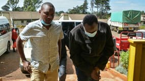 Ibrahim Rotich (droite), le mari de de l'athlète kényane assassinée mi-octobre Agnes Tirop, lors de son arrestation à Mombasa le 18 octobre 2021