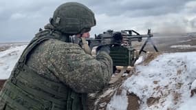Un soldat russe lors d'un exercice militaire au Bélarus en février 2022