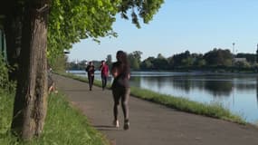 Une femme court dans un parc dans le Val-de-Marne