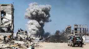 Des personnes regardent des volutes de fumée après une frappe israélienne à Jabalia, dans le nord de la bande de Gaza, le 25 mai 2025.