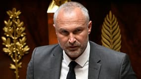Le président du groupe des députés Liot Laurent Panifous prononce un discours à l'Assemblée nationale, à Paris, le 1er juillet 2025