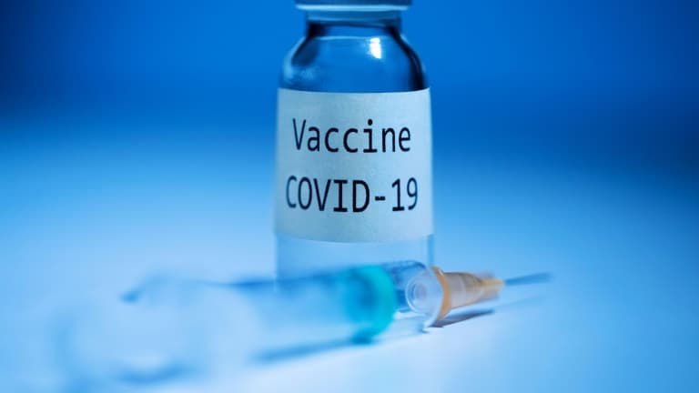 Depuis l'autorisation européenne lundi, jusqu'à la première vaccination dimanche, il reste des étapes à franchir pour le vaccin en France