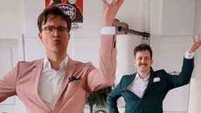 Les chanteurs allemands Bodo Wartke et Marti Fischer interprétant sur TikTok leur chanson "Le bar à rhubarbe de Barbara"