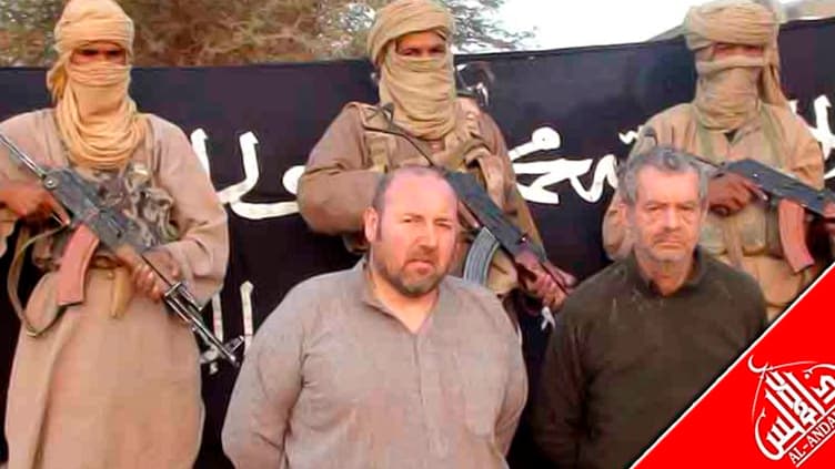 L'Elysée a confirmé lundi soir la mort de Philippe Verdon (à droite), géologue français enlevé avec l'un de ses collègues Serge Lazarevic (au centre) le 24 novembre 2011 au Mali. /Image TV diffusée le 13 décembre 2011/REUTERS/Agence Nouakchott Information