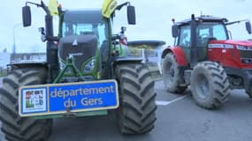 Des tracteurs devant l'usine Danone de Villecomtal-sur-Arros, dans le Gers, le 20 février 2024 