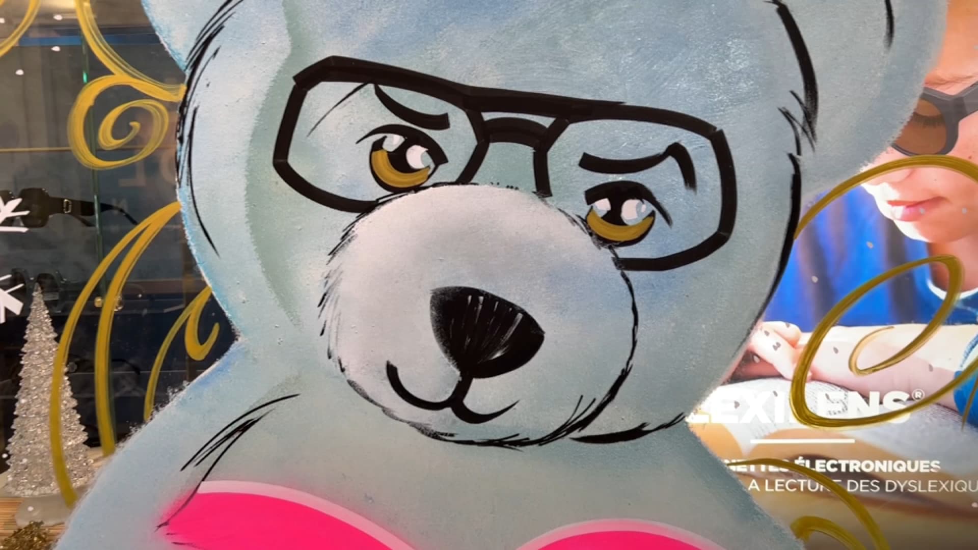 "Les enfants se prennent en photo, notamment à côté du nounours. Ça plaît", atteste une opticienne béthunoise dont les devantures de la boutique ont été décorées pour Noël. 