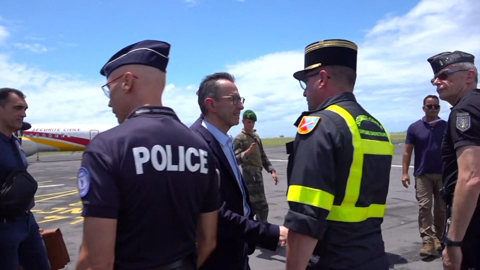 Dans cette image tirée d'une vidéo, le ministre français de l'Intérieur sortant Bruno Retailleau serre la main de représentants officiels à Mayotte, dans l'océan Indien, le 16 décembre 2024 Dans cette image tirée d'une vidéo, le ministre français de l'Intérieur sortant Bruno Retailleau serre la main de représentants officiels à Mayotte, dans l'océan Indien, le 16 décembre 2024