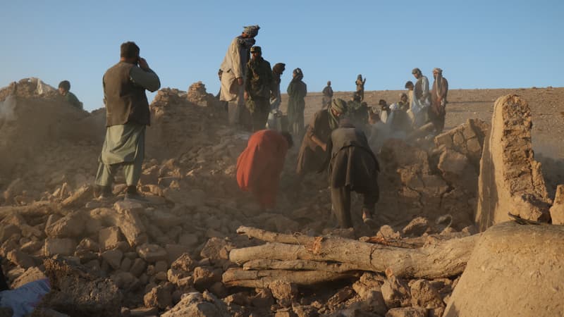 Des Afghans dégagent les débris d'une maison détruite par un tremblement de terre dans dans la province de Herat, le 7 octobre 2023.