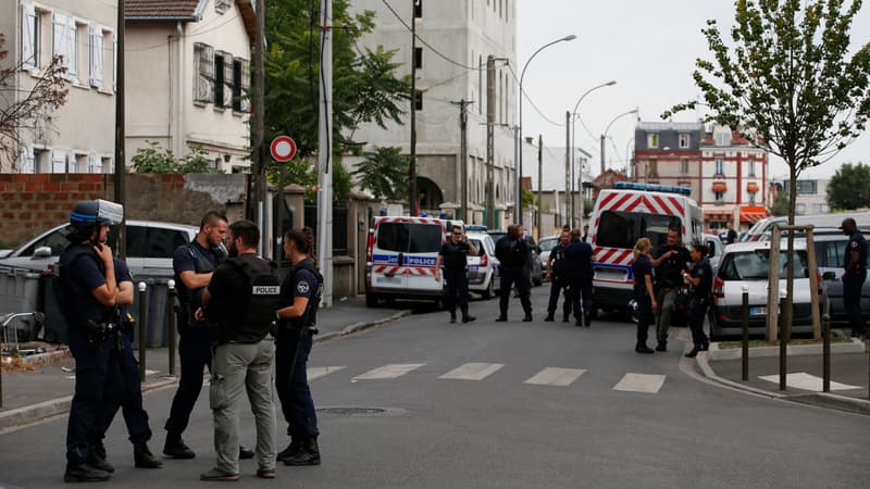 Les forces de l'ordre encadrent l'appartement de Reda Kriket à Argenteuil (Val-d'Oise), le 21 juillet 2016.