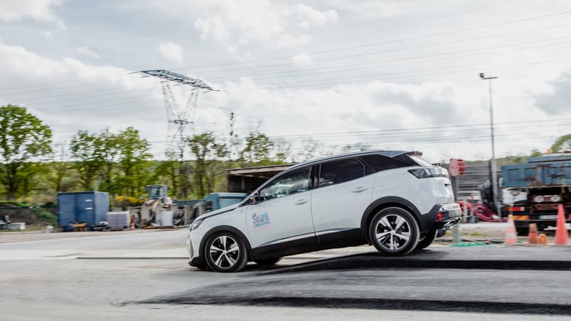 Un Peugeot 3008 avec le moteur essence 1,2 litre de 130 chevaux faisait partie du protocole de tests pour évaluer l'effet "surconsommation" des ralentisseurs.