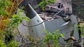 Une grue retirant la queue de l'avion de l'épave après le crash du vol 171 d'Air India le 12 juin, est photographiée dans une zone résidentielle près de l'aéroport d'Ahmedabad le 14 juin 2025.