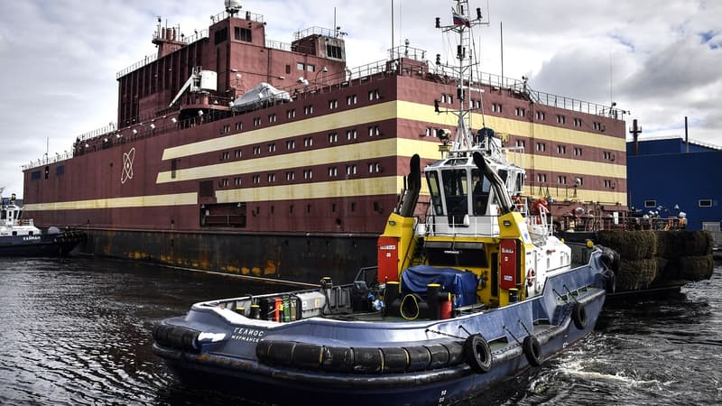 Cette centrale nucléaire flottante, la première du monde, est équipée de deux réacteurs capables d'alimenter une ville de 100.000 habitants 