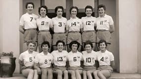L'Equipe de France de basket en 1953, avec la numéro 9 Edith Tavert