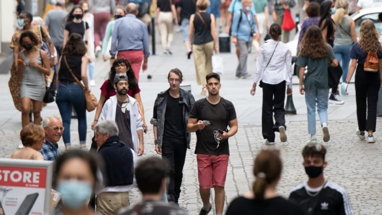 Des piétons sans masque de protection dans une rue de Nantes, le 17 juin 2021 (photo d'illustration).