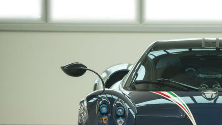 Voici le deuxième exemplaire de la série très très très limitée des Pagani Hyuara Dinastia. Voici le deuxième exemplaire de la série très très très limitée des Pagani Hyuara Dinastia.