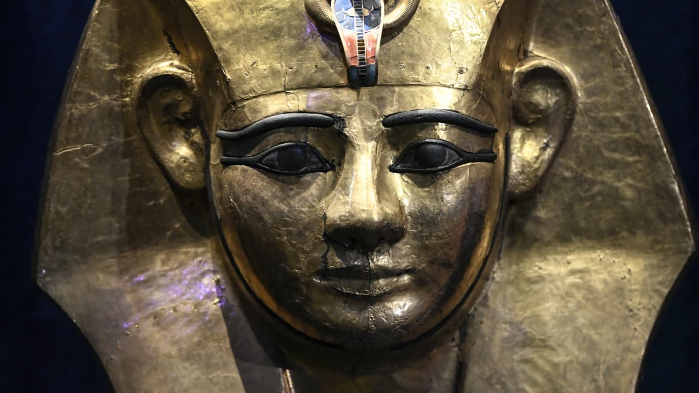 Masque funéraire d'or d'Aménémopé.