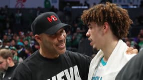 LaVar Ball avec son fils, LaMelo, lors d'un match NBA entre Charlotte et Boston - le 09/03/2022