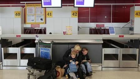 A l'aéroport d'Edimbourg, en Ecosse. Le nuage de cendres volcaniques en provenance d'Islande a provoqué l'annulation de 500 vols dans le nord de la Grande-Bretagne mardi mais les experts jugent que le scénario du printemps 2010 ne se répétera pas. /Photo