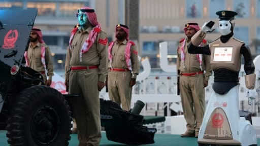 Un officier robot de la police de Dubaï, lors d'une cérémonie dans la capitale des Émirats arabes unis, le 31 mai 2017 Un officier robot de la police de Dubaï, lors d'une cérémonie dans la capitale des Émirats arabes unis, le 31 mai 2017