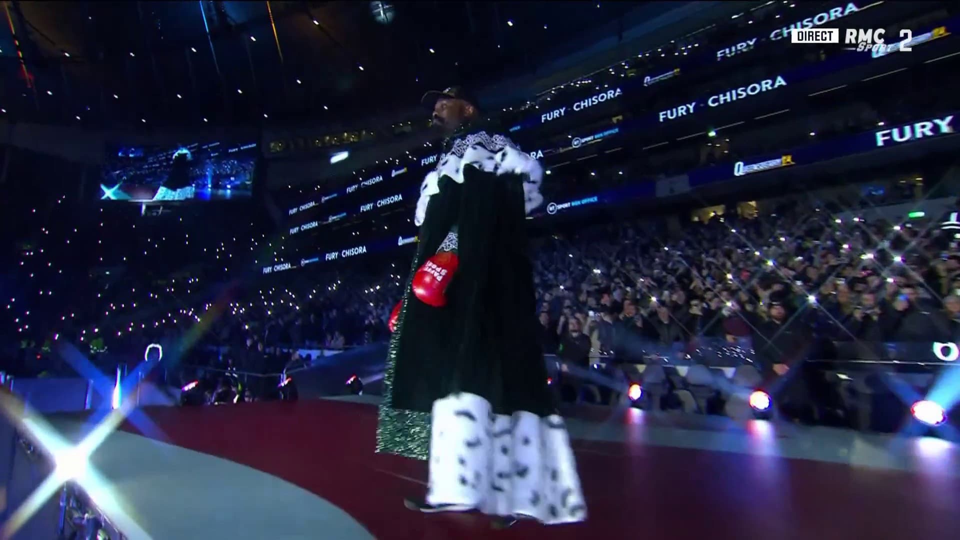 Derek Chisora à son entrée sur le ring, à Londres, le 3 décembre 2022