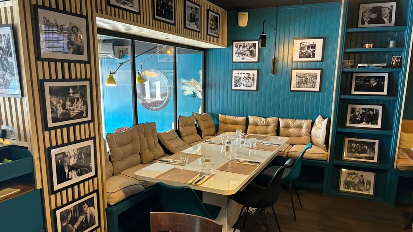 La salle et la terrasse du 11 peuvent accueillir 70 gourmands. La salle et la terrasse du 11 peuvent accueillir 70 gourmands.