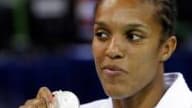 battue en finale des moins de 63 kgs, la Française a du mal à cacher sa déception sur le podium.