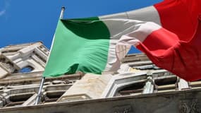 Le drapeau italien, à Rome. Les bureaux de vote ont ouvert dimanche à 8h pour les élections législatives.