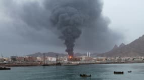De la fumée s'échappe de la raffinerie d'Aden, le 13 juillet 2015 après une attaque des rebelles Houthis