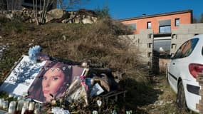 Un portrait de Delphine Jubillar au milieu des fleurs et des bougies devant sa maison, le 24 janvier 2022 à Cagnac-les-Mines, dans le Tarn