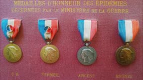 Les quatre échelons de la médaille d'honneur des épidémies.