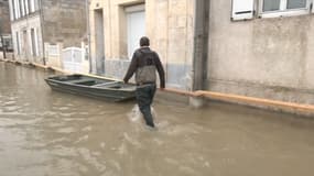 Un habitant de Saintes les pieds dans l'eau après une nouvelle crue de la Charente, mars 2024 