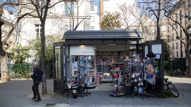 Un kiosque à journaux à Paris - photographie d'illustration