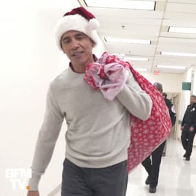 Bonnet sur la tête et cadeaux dans le dos, Obama s'improvise Père Noël pour des enfants malades