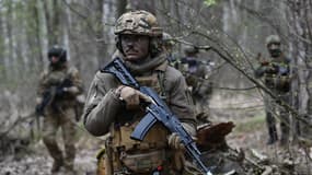 Des militaires appartenant à la brigade d'assaut ukrainienne "Bureviy" participent à des exercices militaires à l'extérieur de Kiev, le 20 avril 2023.