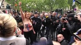 Une militante Femen au défilé du FN à Paris jeudi 1er mai